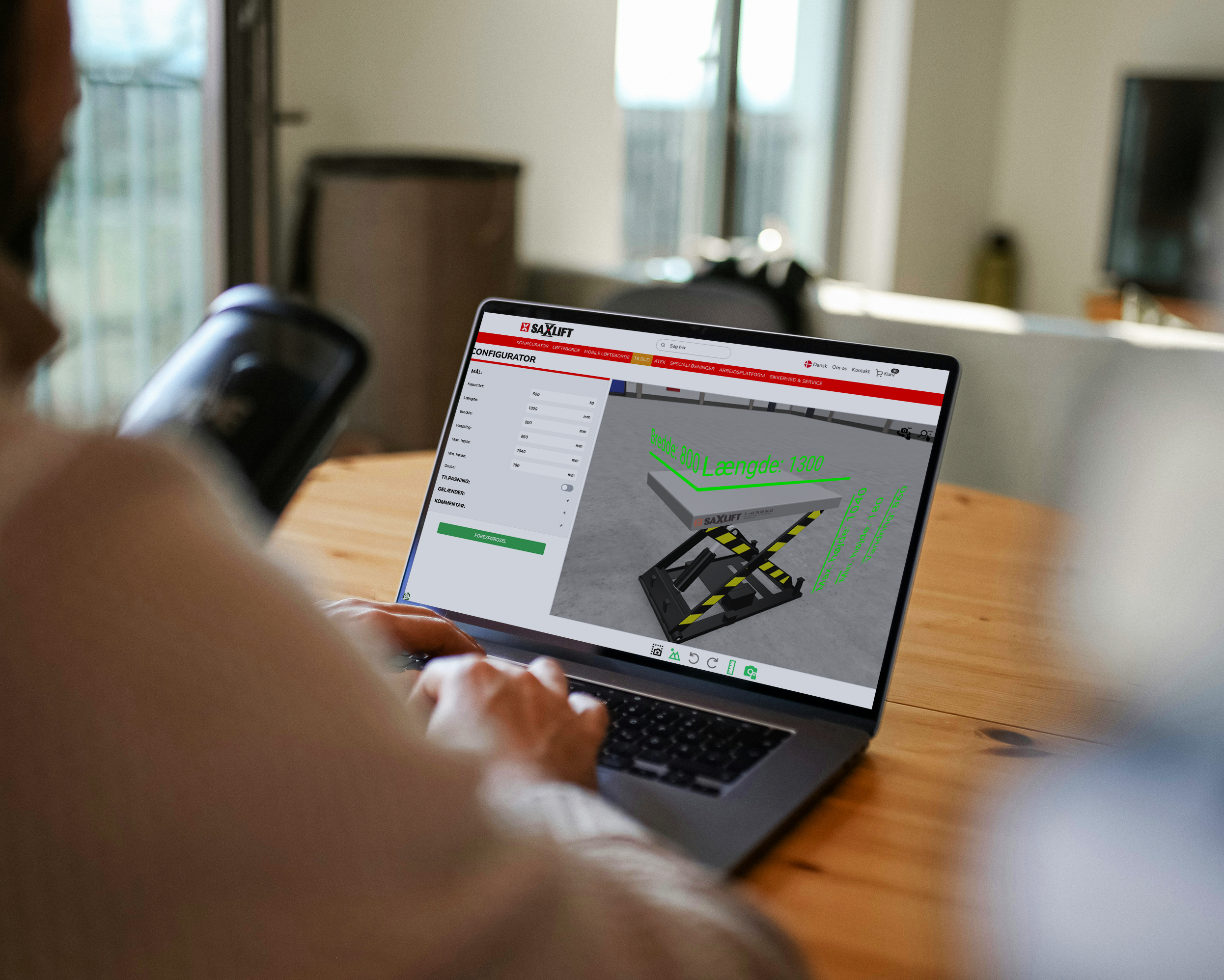 Person using the Saxlift scissor lift configurator on a laptop