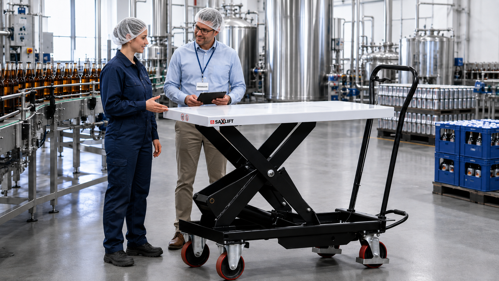 Operator using a Saxlift table in a food production environment